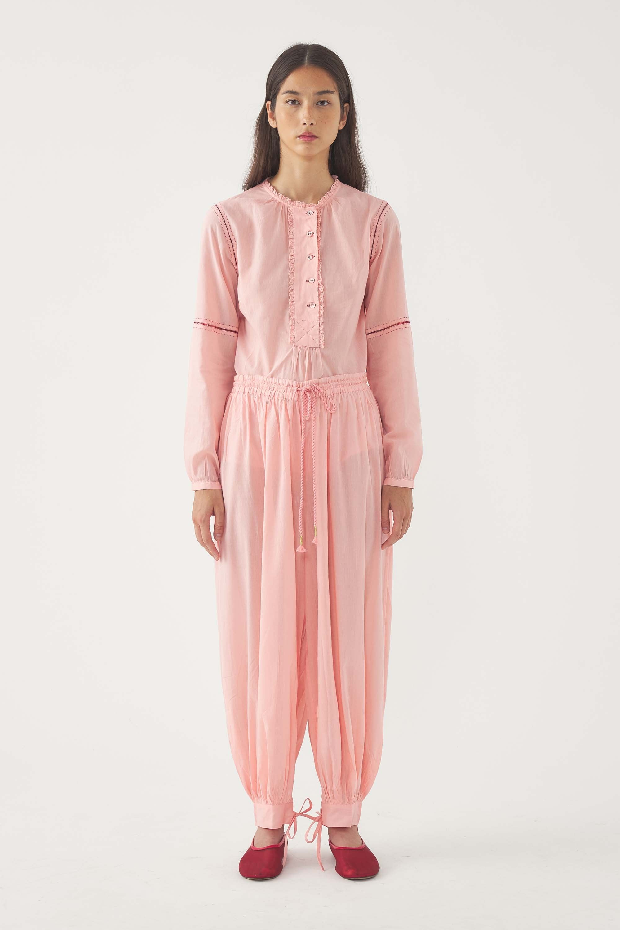 Kurta diventa Tunica in italiano, mantenendo l'eleganza e l'essenza esotica del capo originale, perfettamente in linea con lo spirito bohémien e raffinato di Antik Batik. Paro
