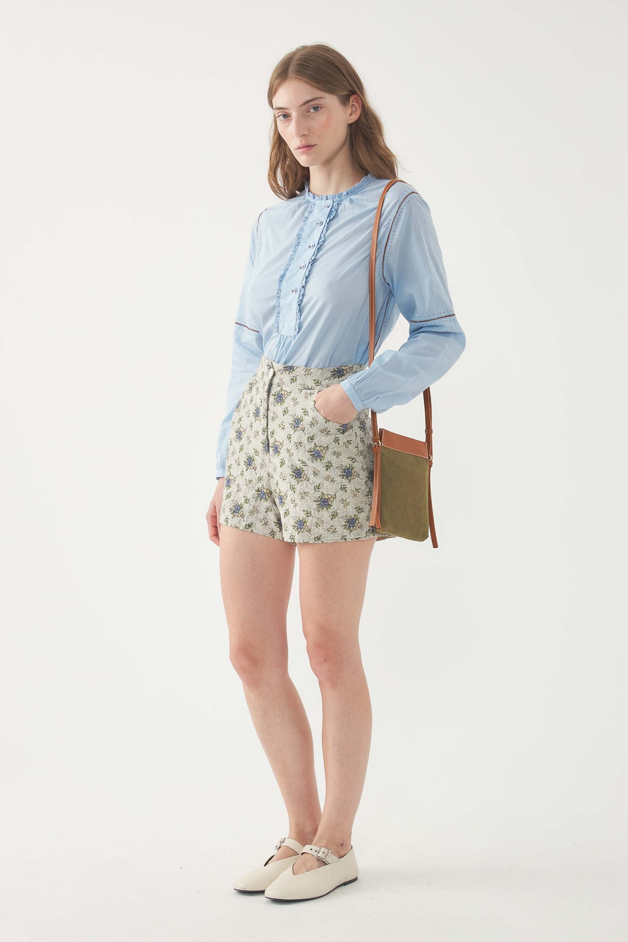 Kurta diventa Tunica in italiano, mantenendo l'eleganza e l'essenza esotica del capo originale, perfettamente in linea con lo spirito bohémien e raffinato di Antik Batik. Paro